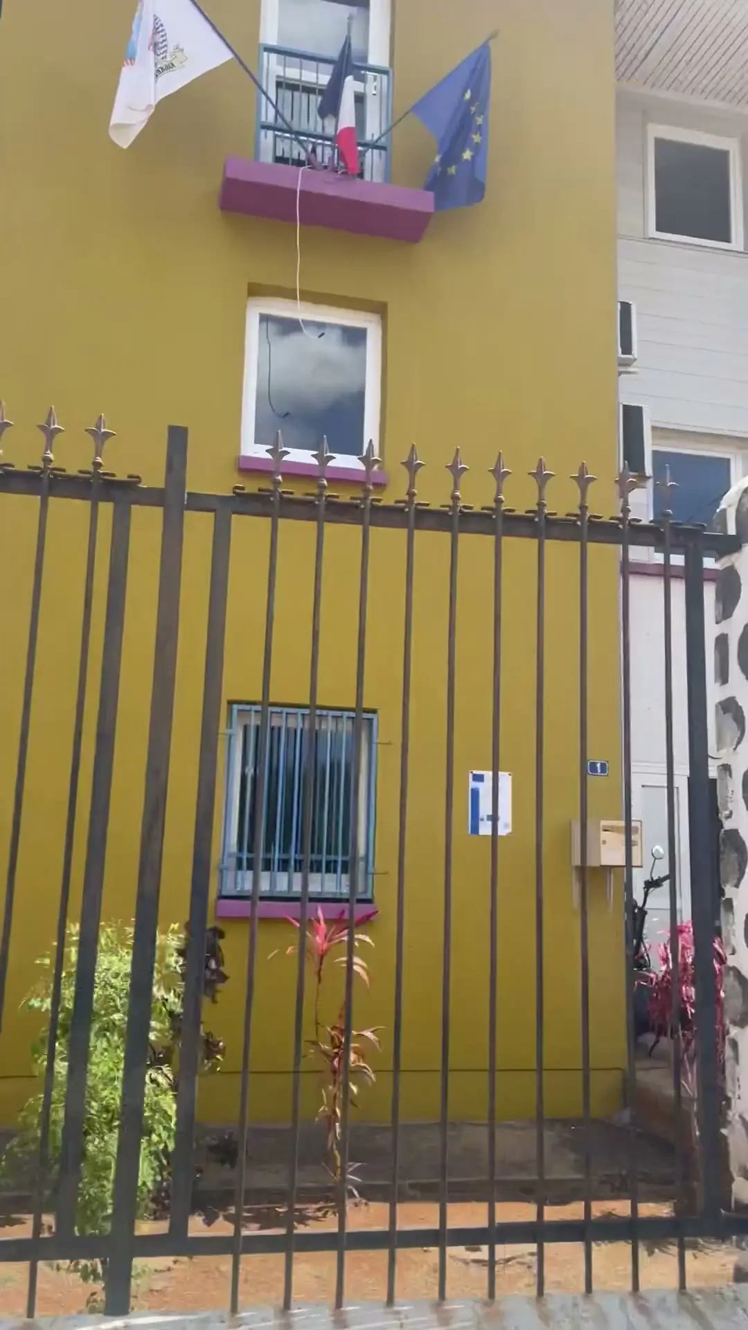 La façade jaune et blanche vue en contre-plongée